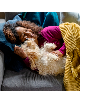  הורה לחיות מחמד מתכרבל עם כלב מחמד