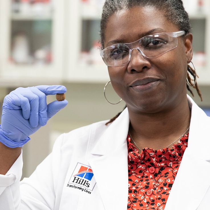 מדען מחקר מחזיק כוסית