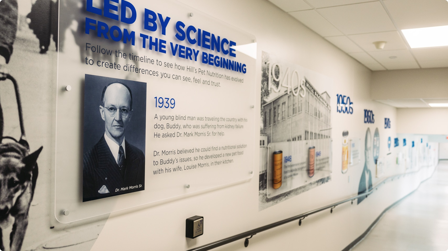 ציר זמן של ההיסטוריה של הילס על קיר בתוך מרכז התזונה 