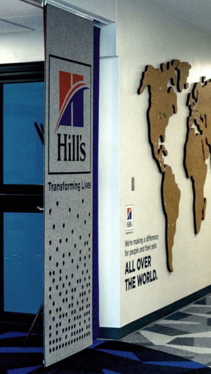 מסדרון מרכז התזונה לחיות המחמד של הילס, מפת העולם על קיר המסדרון