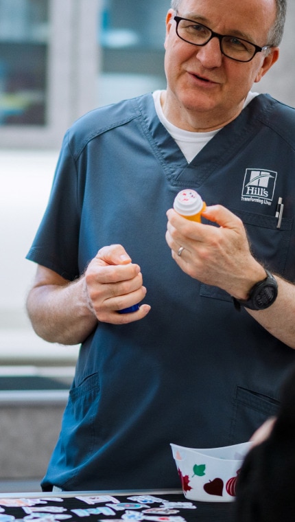 עובדי המרכז לתזונת חיות מחמד של הילס מציגים ציוד וחומרי מעבדה לילדים