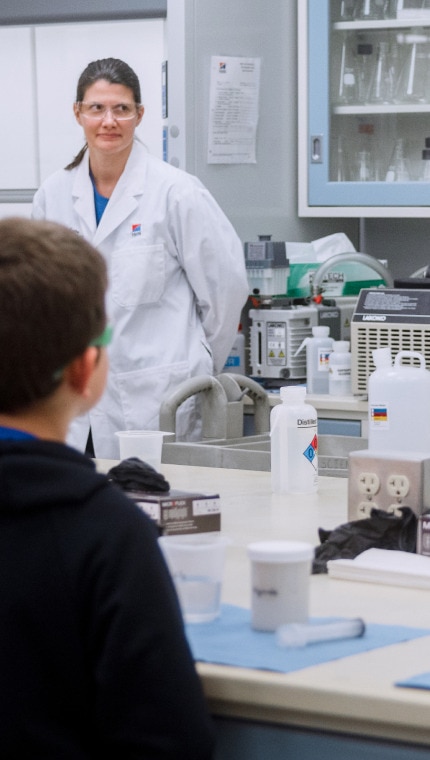 עובדי המרכז לתזונת חיות מחמד של הילס מציגים ציוד וחומרי מעבדה לילדים